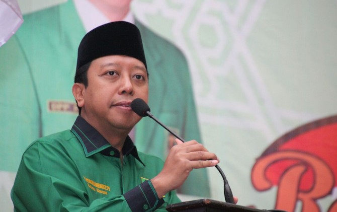 Ketua Umum DPP PPP Romahurmuziy (Rommy) menilai keberadaan poros ketiga di pilpres 2019, hampir dipastikan mustahil. - Image