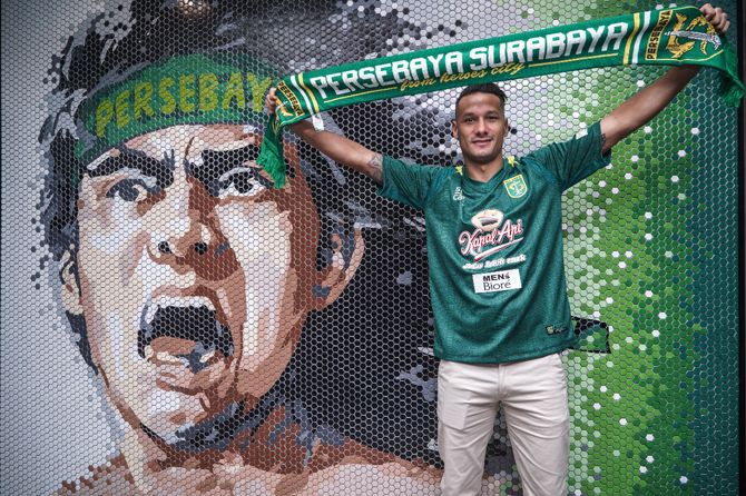 Pemain naturalisasi mantan pemain Persib Bandung dan Arema FC Raphael Maitimo secara resmi gabung Persebaya Surabaya - Image