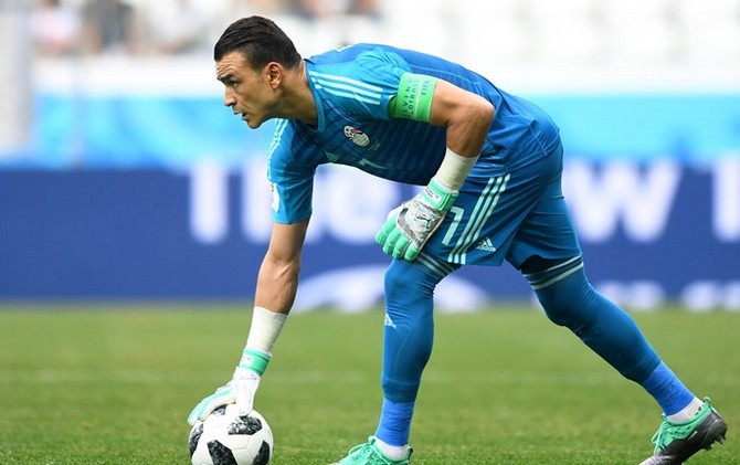 Kiper Mesir, Essam El Hadary resmi tercatat sebagai pemain tertua yang tampil di putaran final Piala Dunia. - Image