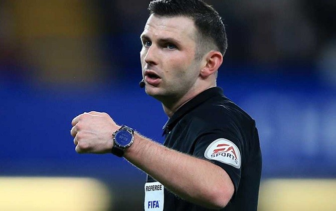 Michael Oliver akan pimpin laga final Piala FA musim ini di Stadion Wembley. - Image