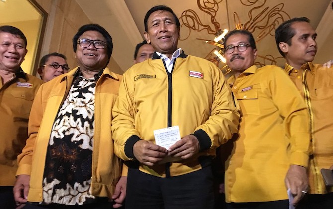 Ketua Umum DPP Hanura Oesman Sapta Odang (OSO) bersama Wiranto dan Daryatmo - Image