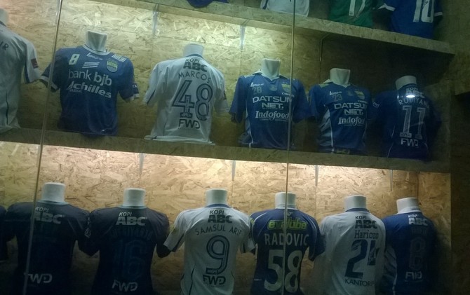 Jersey-jersey orisinal Persib yang dijual di Viking Fanshop. Harganya merata yakni Rp 400 ribu - Image