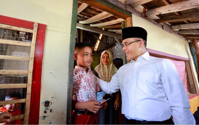 Bupati Banyuwangi Abdullah Azwar Anas di rumah salah seorang pelajar penerima program uang saku dan transportasi - Image