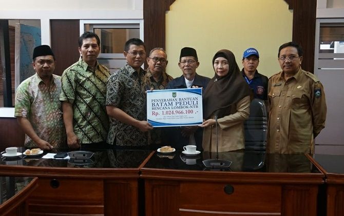 Pemerintah Kota (Pemko) Batam menyerahkan bantuan Batam peduli gempa Lombok, Nusa Tenggara Barat (NTB). - Image