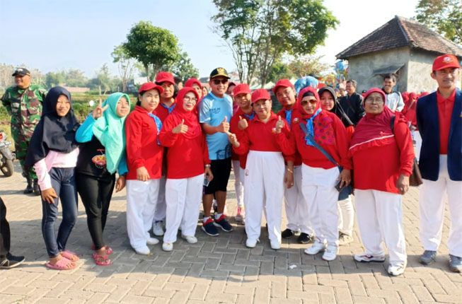 LANSIA: Plt Wali Kota Malang, Sutiaji (baju biru) bersama para lansia saat menghadiri acara Gebyar STI, Minggu (29/7). - Image