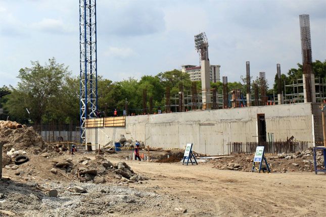 LAHAN SRIWEDARI: Sejumlah pekerja melakukan pembangunan Masjid Taman Sriwedari Surakarta, Minggu (25/11). - Image