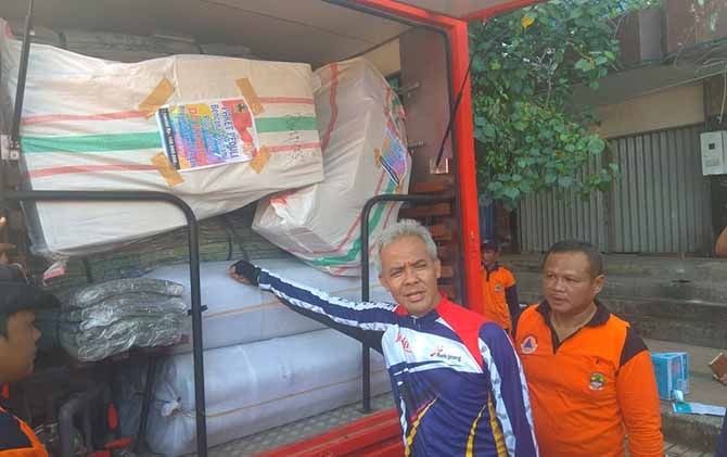 Pengiriman bantuan logistik dan relawan untuk korban tsunami di Banten dan Lampung, Jumat (28/12). - Image