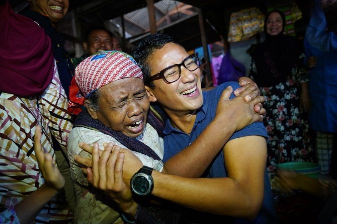 Calon wakil presiden nomor urut 02 Sandiaga Uno tiba-tiba dipeluk oleh Titah, saat mengunjungi Pasar Kota Rembang, Jumat (11/1). - Image