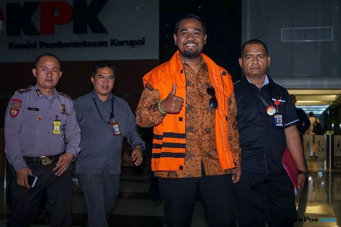 DITAHAN: Mantan anggota DPRD Kota Malang, Syamsul Fajrih masih bisa tersenyum saat akan dibawa ke Rutan, Jakarta belum lama ini. - Image