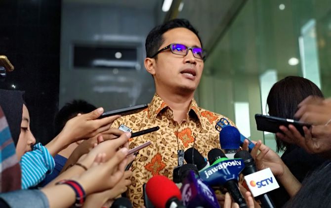 Juru bicara KPK Febri Diansyah saat diwawancarai awak media - Image