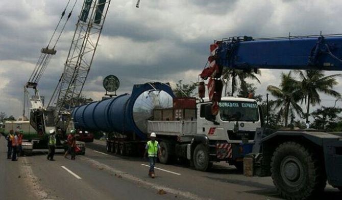 Kemacetan parah di Tol Jakarta Cikampek karena pipa 80 ton terlepas dari truk. - Image
