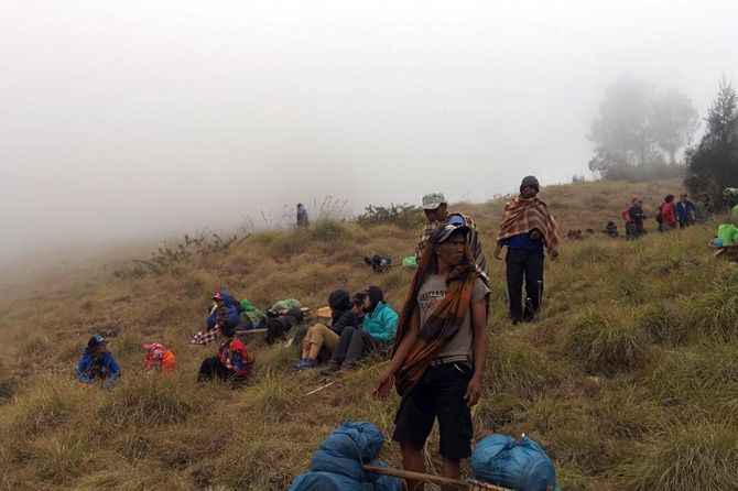Pendaki yang terjebak di Gunung Rinjani, Lombok, ketika belum dievakuasi. - Image