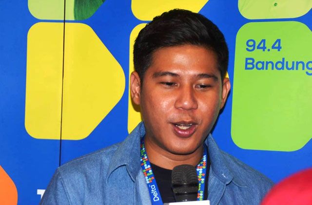 Nino RAN mengaku senang bisa siaran di radio. Nino merasa lebih dekat dengan pendengarnya. - Image