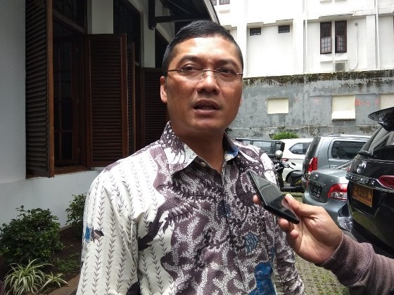 Pengamat Poitik Universitas Padjajaran Obsatar Sinaga saat diskusi di Gedung Indonesia Menggugat, Bandung, Kamis (22/3). - Image