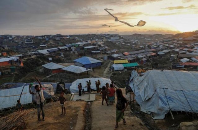 Rencana Bangladesh untuk mengatasi krisis pengungsi Rohingya akan terhenti hingga 2019. Menurut salah seorang pejabat tinggi Bangladesh, repatriasi dan relokasi para Muslim Rohingya akan ditinjau kembali - Image