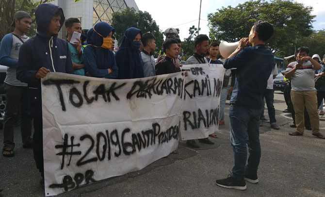 Puluhan demonstran dari BMR melakukan aksi demonstrasi di depan Mapolda Riau, pada Kamis (23/8). - Image