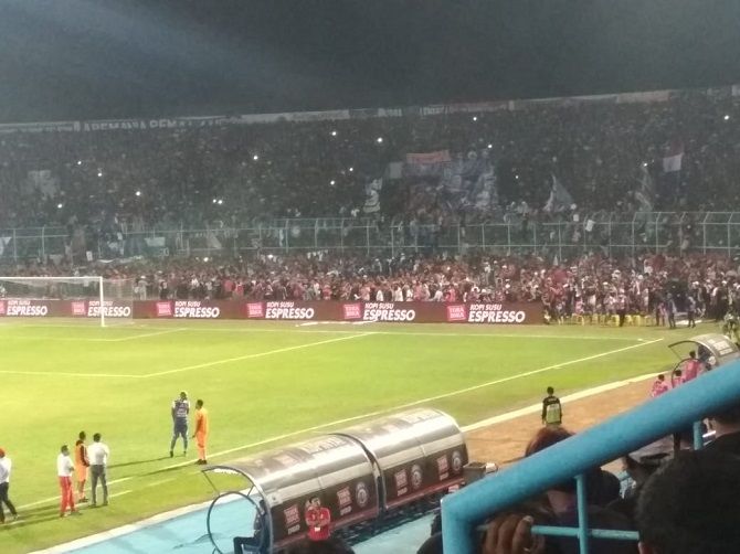 Stadion Kanjuruhan tak bisa menampun animo suporter yang ingin menyaksikan laga Arema versus Persija. - Image