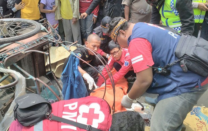 Kondisi becak yang diserempet bus Akas, Jumat (16/3). - Image