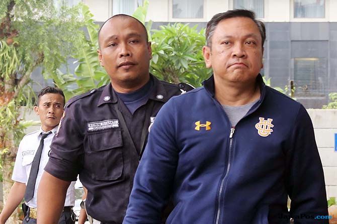 Bupati Pakpak Bharat, Remigo Yolando saat akan digelandang ke Gedung KPK. KPK tengah menelusuri kaitan antara kasus Remigo dengan penghentian kasus istrinya oleh Polda Sumut. - Image