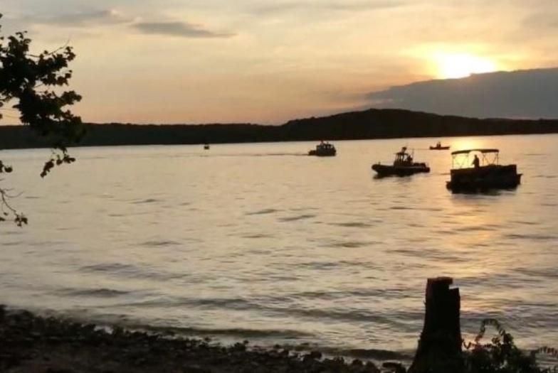 Tim penyelamat mencari korban terbaliknya perahu bebek - Image