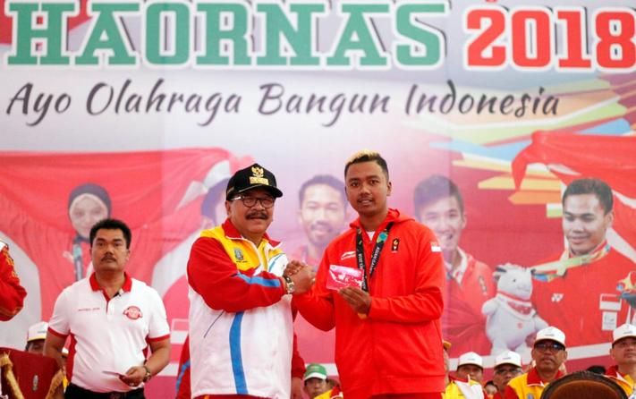 Jafro Megawanto ketika menerima bonus Asian Games dari Pemprov Jatim. Dia direncanakan dikirim ke Palu - Image