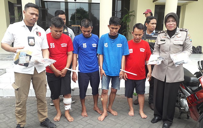 Kasubbag Humas Polrestabes Surabaya Kompol Lily Djafar didampingi anggota unit Resmob Satreskrim Polrestabes Surabaya menunjukkan barang bukti dari komplotan perampok. - Image