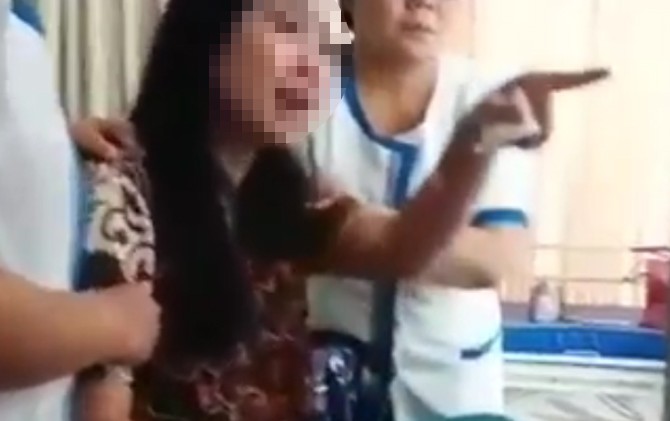 Pasien perempuan saat memarahi perawat pria yang melecehkan dirinya - Image