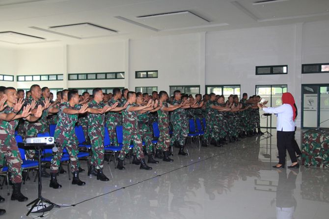 SOSIALISASI: BNN Kabupaten Malang memberikan sosialisasi P4GN ke anggota Divisi Infanteri 2 Kostrad. - Image