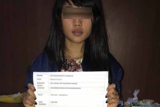 Susi Susilawati Sukmala, 27, kedapatan membawa 425 gram sabu dengan cara disembunyikan di organ intimnya. - Image