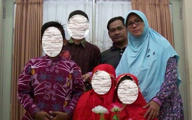Keluarga terduga pelaku bom di tiga gereja di Surabaya - Image