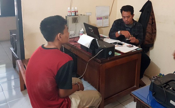 PERIKSA: Petugas tengah memeriksa Novan Bagus Prasetyo, 17, yang kedapatan mencuri kotak amal masjid, Senin (19/3) - Image