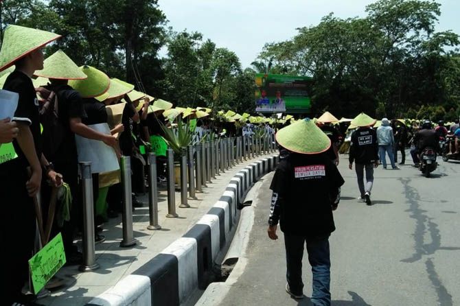 PEDULI PETANI. Aksi mahasiswa menjelang peringatan Hari Tani Nasional ke-58 di Digulis Untan, Jalan Ahmad Yani, Pontianak, Sabtu (22/9). - Image