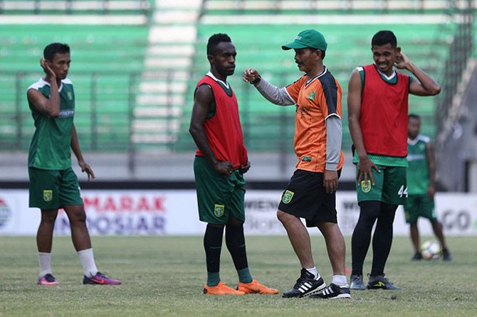 Djanur terus mencari pemain yang kualitasnya mirip Andik dan Evan. - Image