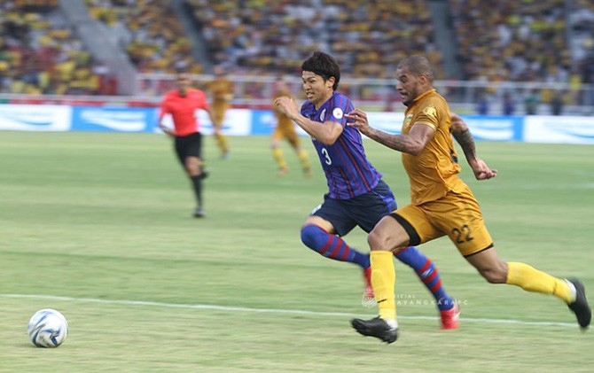 David da Silva (kanan) ketika memperkuat Bhayangkara FC dalam uji tanding lawan FC Tokyo. David da Silva segera melakukan kesepakatan dengan Persebaya - Image