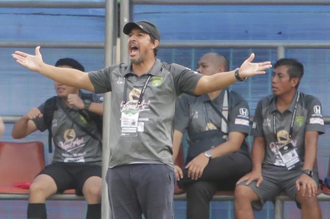 Angel Alfredo Vera dinilai tak mampu membangkitkan Persebaya - Image