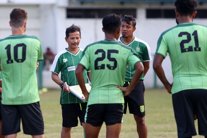 Djanur hanya bisa pasrah lantaran banyak pemain Persebaya yang mengalami cedera - Image