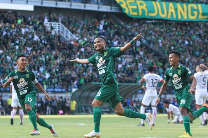 Persebaya meraih kemenangan besar saat menjamu Persija Jakarta, Minggu (4/11) - Image