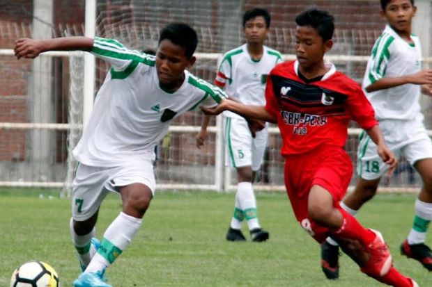 Toni Firmansyah (putih/kiri) menjadi pahlawan kemenangan Persebaya U-13 atas PSBK U-13. - Image