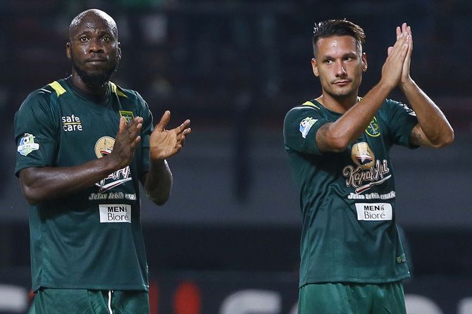 OK John dan Maitimo tak bisa dimainkan saat Persebaya menjamu Persib, Kamis (26/7) malam WIB - Image