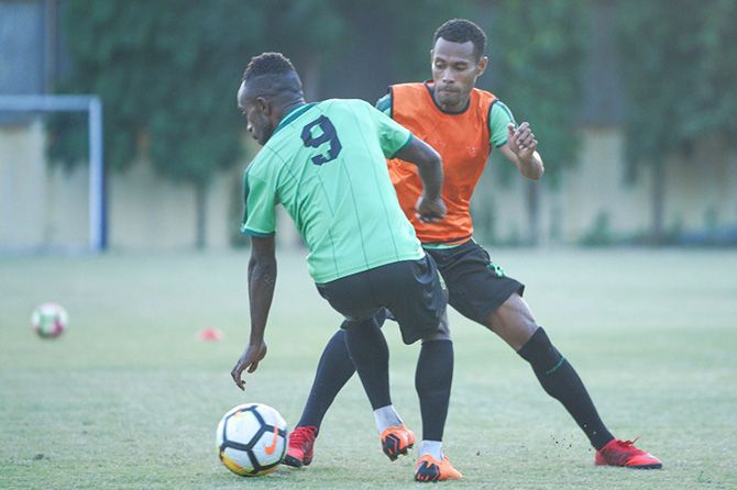 Kontrak Ruben Sanadi akhirnya resmi diperpanjang Persebaya Surabaya. - Image