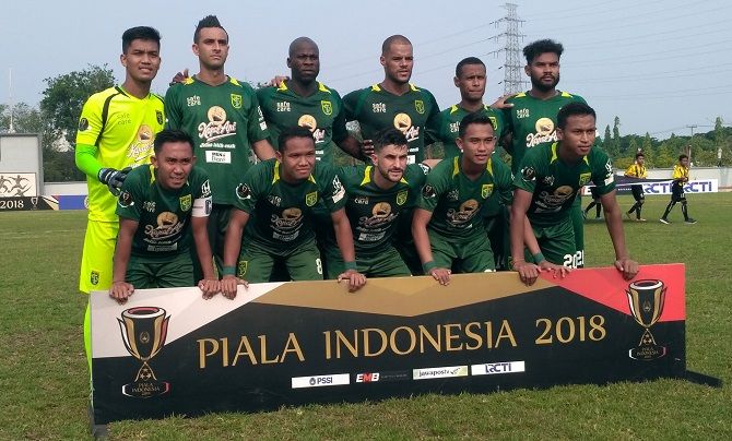 Barisan starter Persebaya di laga melawan PSBI Blitar di babak 128 besar Piala Indonesia 2018. - Image