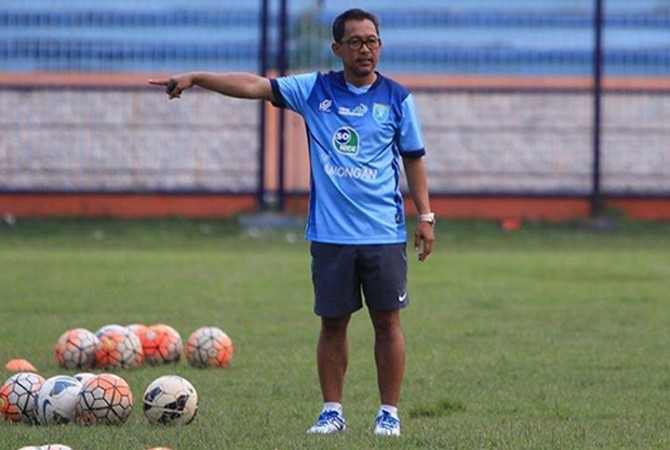 Aji Santoso berharap kehadiran Wallace bisa menambah pertahanan skuad Persela Lamongan. - Image