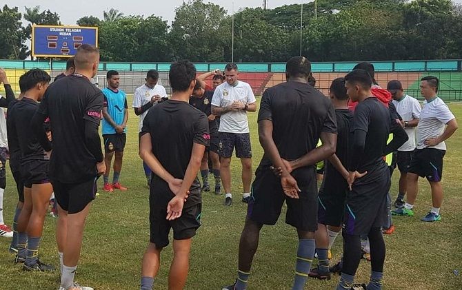 Simon McMenemy pilih fokus dengan persiapan skuad Bhayangkara jelang menghadapi Persela Lamongan. - Image