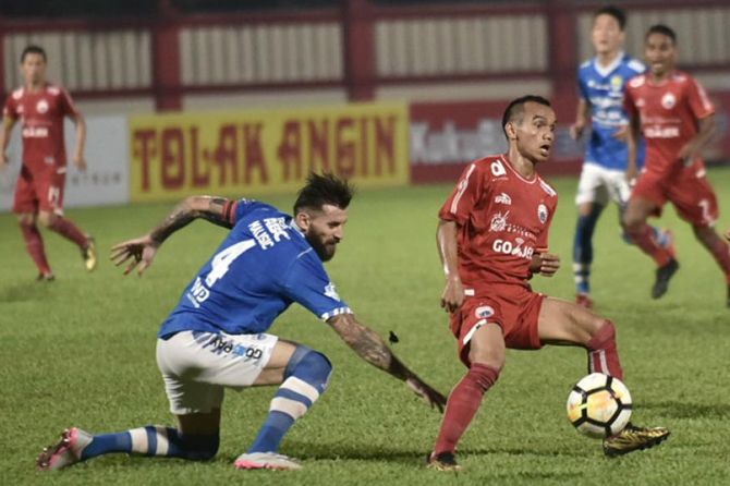 Laga Persib kontra Persija tetap digelar pada Minggu (23/9) di Stadion GBLA - Image