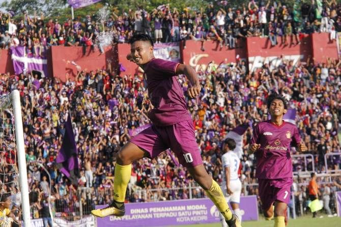 Ekspresi striker Persik Septian Satria Bagaskara setelah menjebol gawang PSCS Cilacap. - Image