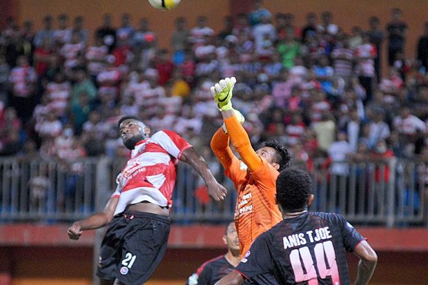 Madura United imbang 2-2 dengan Persipura Jayapura - Image