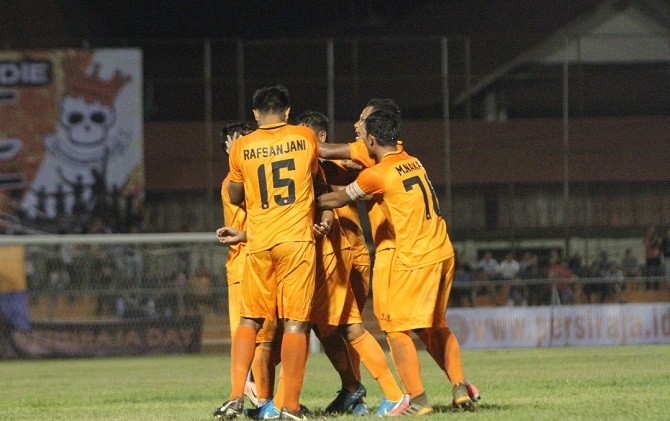 Skuad Persiraja bergembira merayakan kemenangan pertama di kandang mereka di Liga 2 2018. - Image
