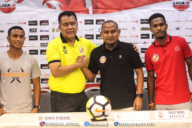 Pelatih Persiraja, Akhyar Ilyas (dua dari kanan) bersama pelatih Semen Padang, Syafrianto Rusli (dua dari kiri), dalam konferensi pers jelang laga kedua tim - Image