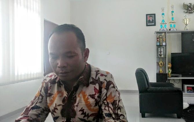 Kepala SMAN 8 Batam, Muji. - Image