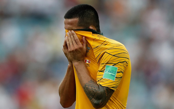 Tim Cahill tak bisa menutupi rasa kecewanya setelah Australia dipastikan temani Peru angkat koper dari Rusia. - Image